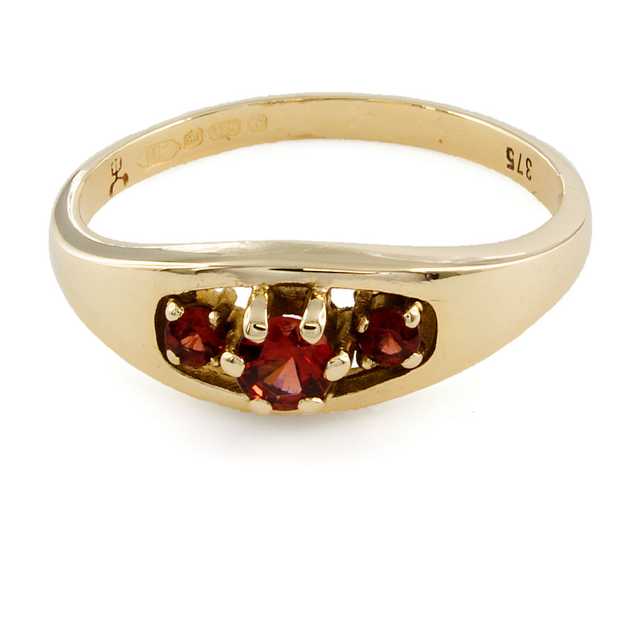 9ct gold Garnet 3 stone Ring size O